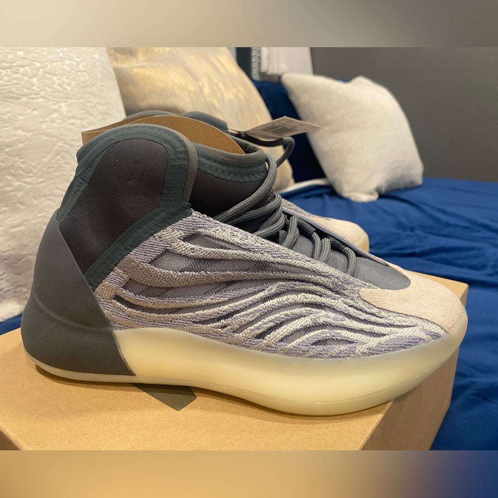 Yeezy QNTM size 6 in boys, 8 in woman worn one time